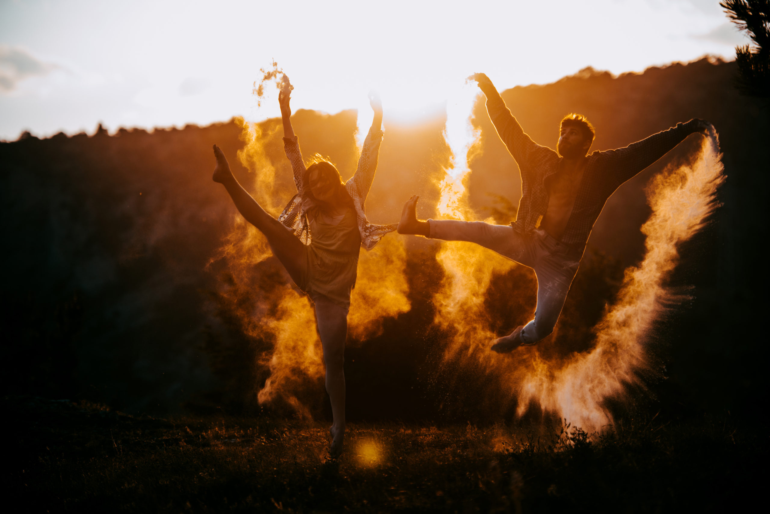Muscular man practising with an attractive colleague Danse de société